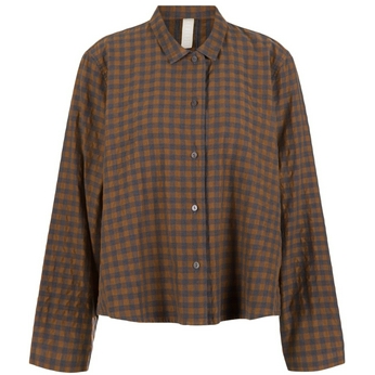 U uning mushuk ichida cums va keyin juni off yaladi.