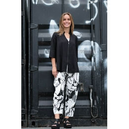 Overview second image: E Broek White Black
